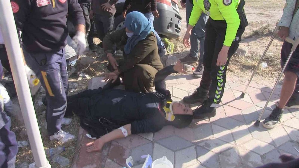 Konya - Aksaray yolunda tarım işçilerini taşıyan minibüs pancar yüklü kamyonla çarpıştı! 4 yaralı