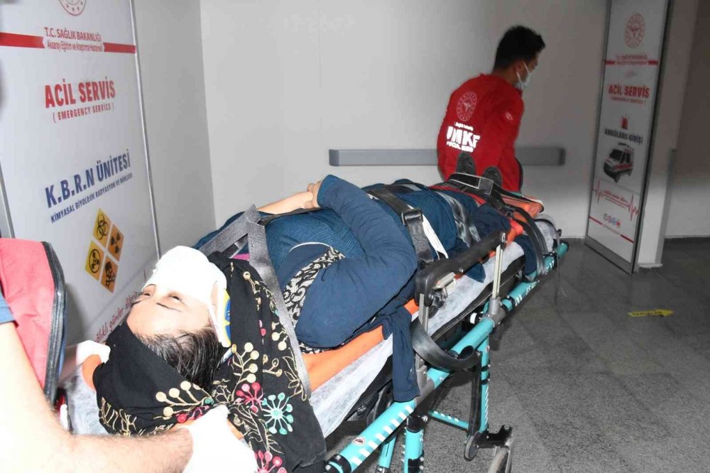 Konya - Aksaray yolunda tarım işçilerini taşıyan minibüs pancar yüklü kamyonla çarpıştı! 4 yaralı