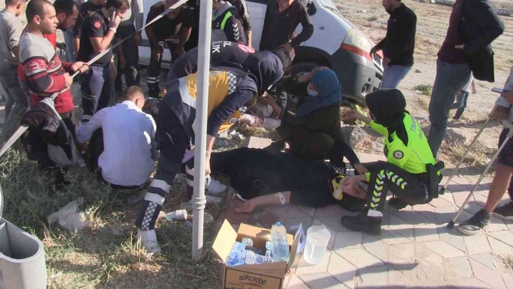 Konya - Aksaray yolunda tarım işçilerini taşıyan minibüs pancar yüklü kamyonla çarpıştı! 4 yaralı