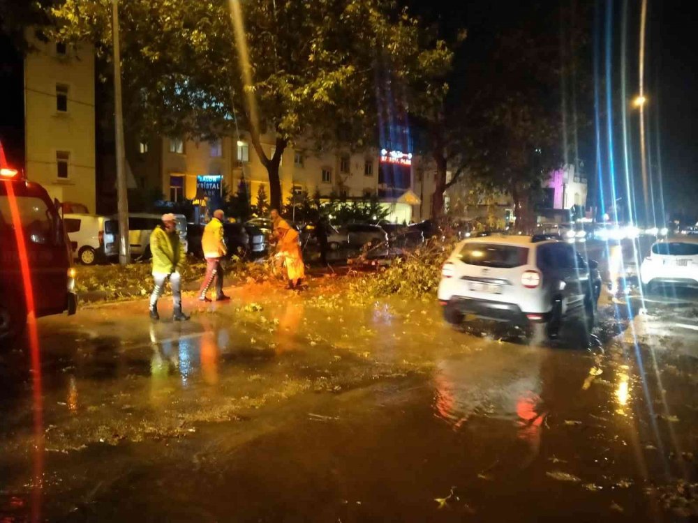 Bursa’da ekipler teyakkuzda! Sağanak ve dolu yağışı hayatı felç etti