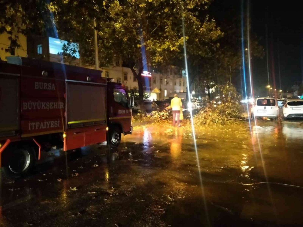 Bursa’da ekipler teyakkuzda! Sağanak ve dolu yağışı hayatı felç etti