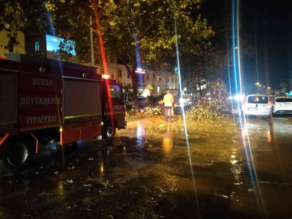 Bursa’da ekipler teyakkuzda! Sağanak ve dolu yağışı hayatı felç etti