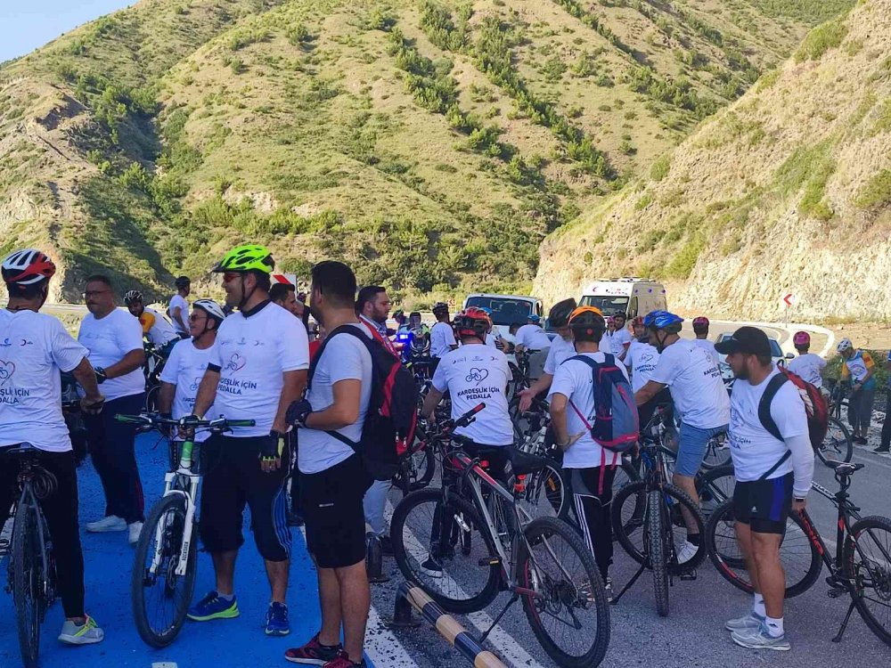 Hatay'da Suriyeli ve Türk vatandaşlar kardeşlik için pedal çevirdi