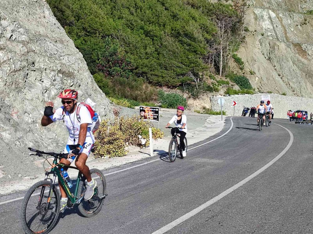 Hatay'da Suriyeli ve Türk vatandaşlar kardeşlik için pedal çevirdi