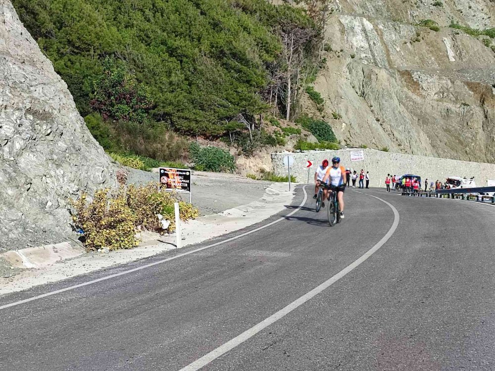 Hatay'da Suriyeli ve Türk vatandaşlar kardeşlik için pedal çevirdi