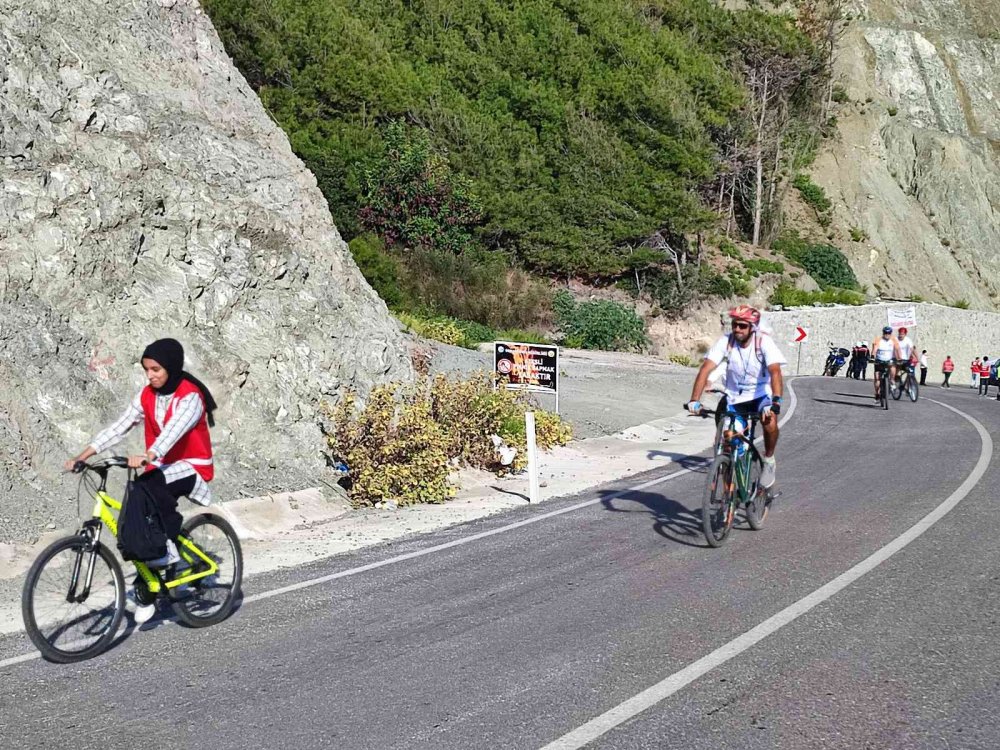 Hatay'da Suriyeli ve Türk vatandaşlar kardeşlik için pedal çevirdi
