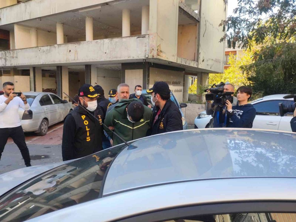 Kuyumcudan 20 milyonluk mücevheri gasp eden 2 Sırbistanlı uçağa binerken yakalandı