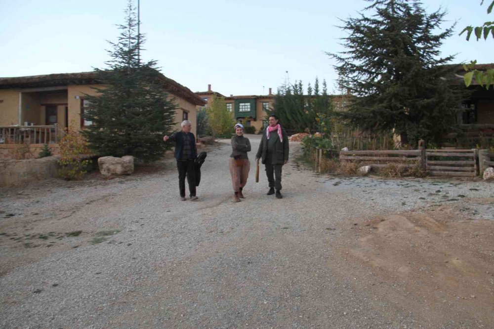 Türk Halk Müziği Sanatçısı Şükriye Tutkun çalışmalarına Hüyük'teki Şükran Köyü'nde devam ediyor