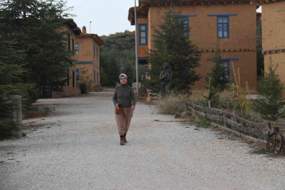 Türk Halk Müziği Sanatçısı Şükriye Tutkun çalışmalarına Hüyük'teki Şükran Köyü'nde devam ediyor