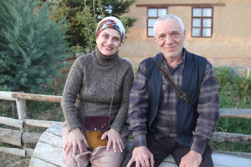 Türk Halk Müziği Sanatçısı Şükriye Tutkun çalışmalarına Hüyük'teki Şükran Köyü'nde devam ediyor