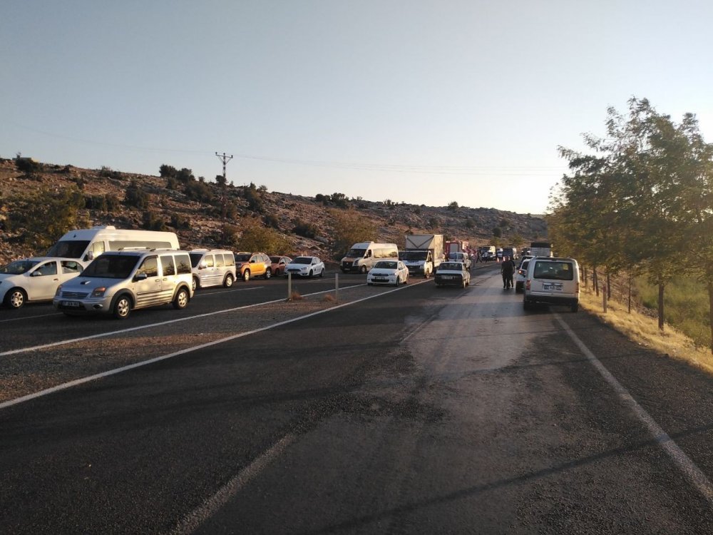 Yavuzeli'de minibüs otomobille çarpıştı! 2’si ağır 12 yaralı