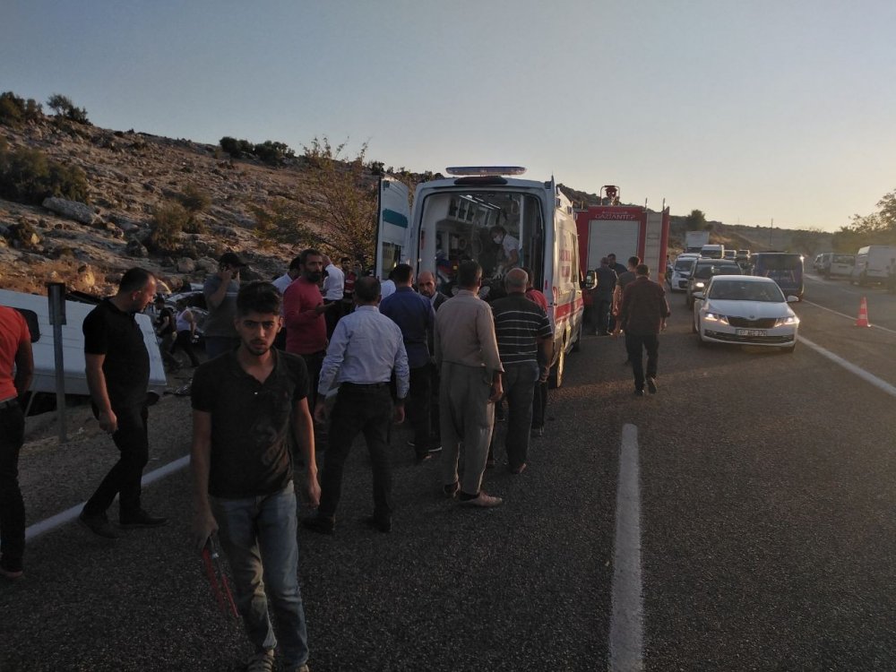 Yavuzeli'de minibüs otomobille çarpıştı! 2’si ağır 12 yaralı