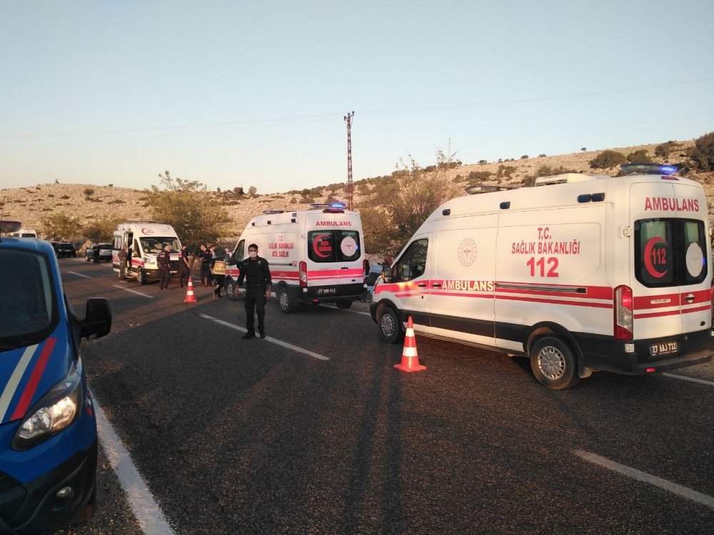 Yavuzeli'de minibüs otomobille çarpıştı! 2’si ağır 12 yaralı