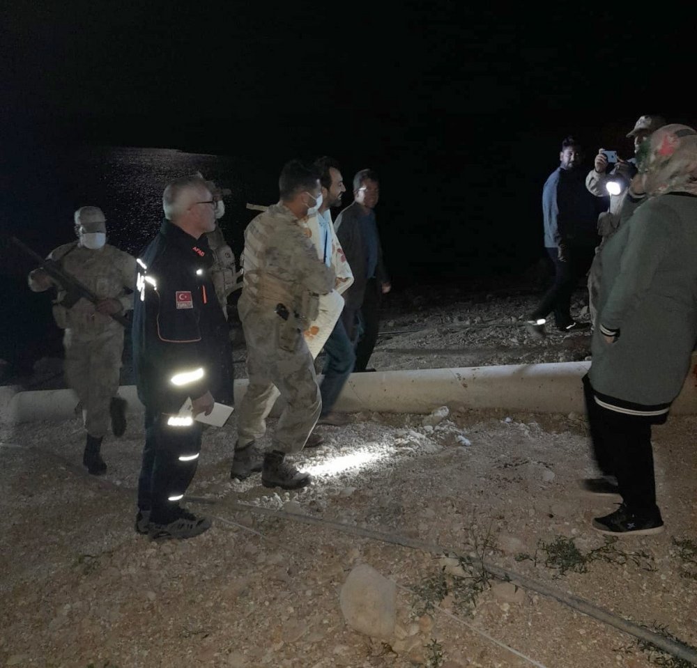 Balık tutarken baraj ortasındaki adada mahsur kalan öğretmen kurtarıldı