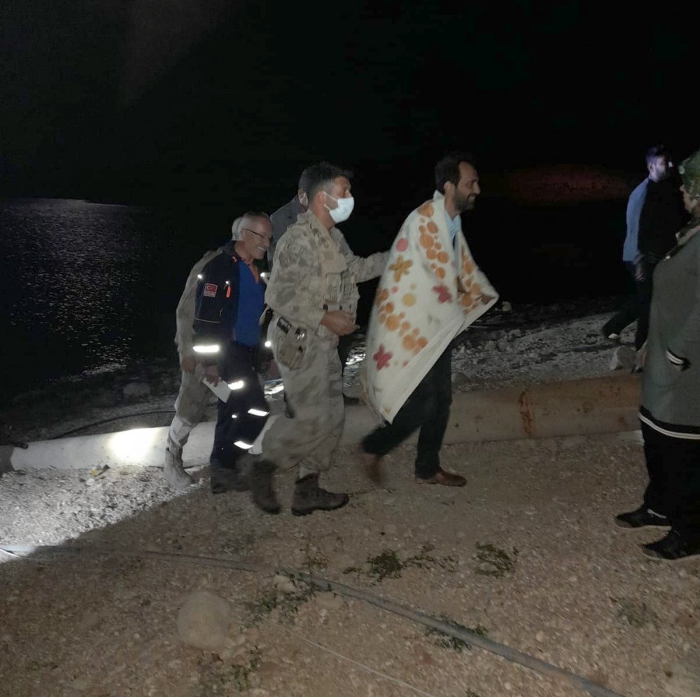 Balık tutarken baraj ortasındaki adada mahsur kalan öğretmen kurtarıldı