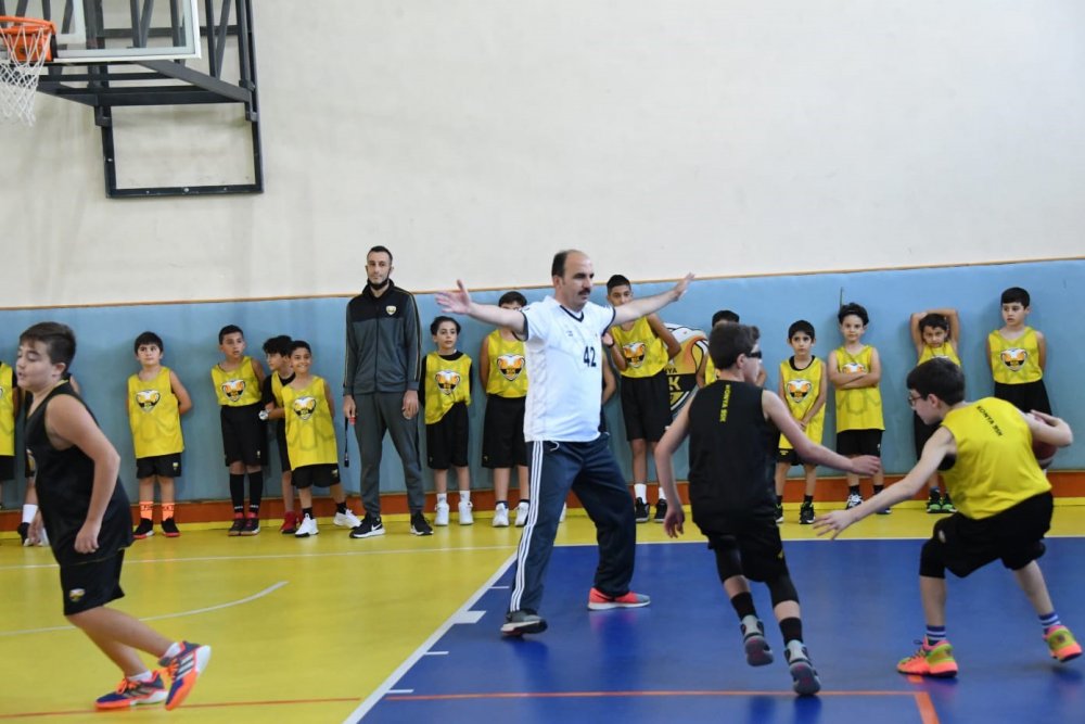Başkan Altay Konya Büyükşehir Belediyesporlu genç basketbolcularla buluştu