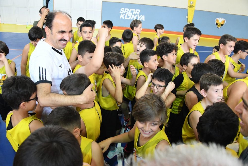 Başkan Altay Konya Büyükşehir Belediyesporlu genç basketbolcularla buluştu