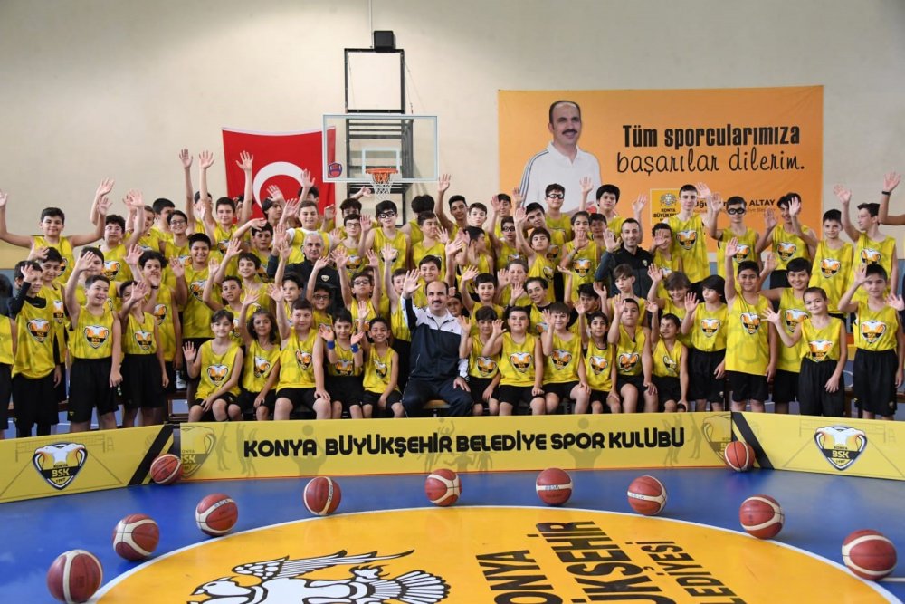 Başkan Altay Konya Büyükşehir Belediyesporlu genç basketbolcularla buluştu