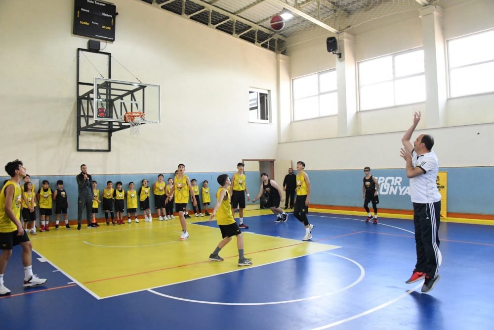 Başkan Altay Konya Büyükşehir Belediyesporlu genç basketbolcularla buluştu