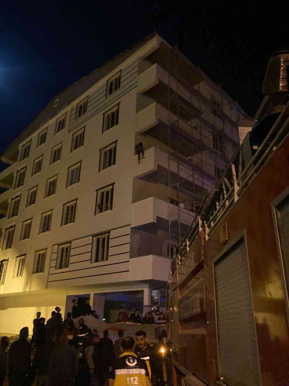 İnşaata intihar için çıkan genç kızı İlçe Emniyet Müdürü Taşkın ikna etti
