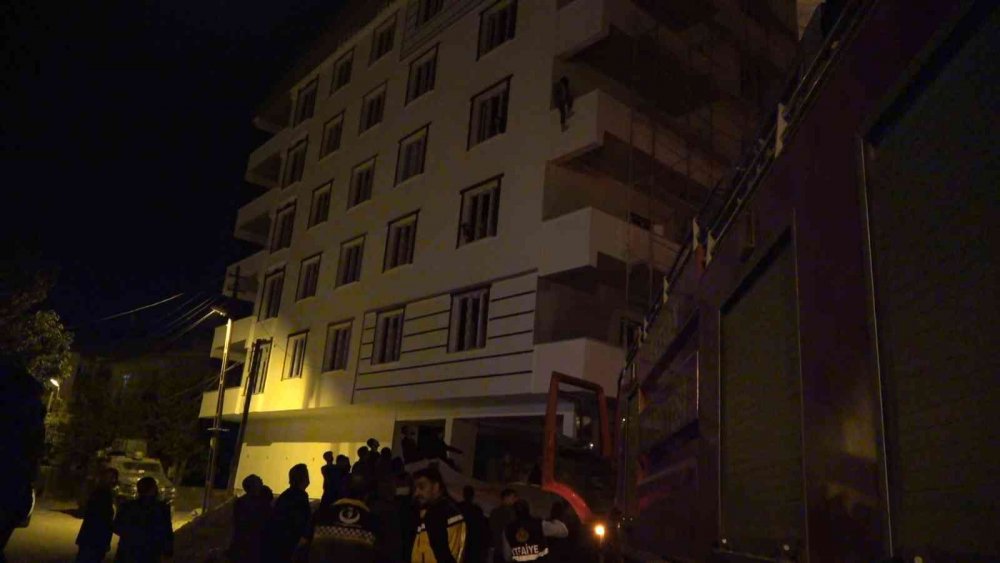 İnşaata intihar için çıkan genç kızı İlçe Emniyet Müdürü Taşkın ikna etti