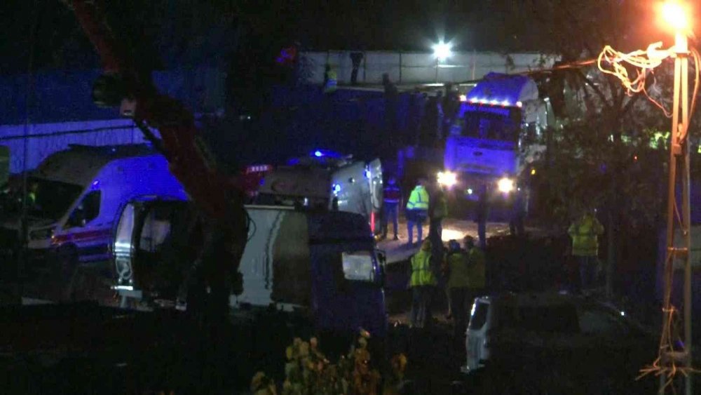 İstanbul'da metro şantiyesinde vincin halatı koptu! Aşağı hızla düşen 3 işçi yaralandı