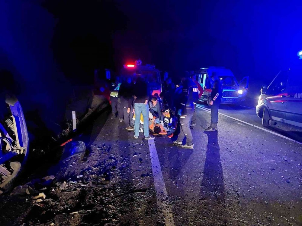 Kamyonet ve ticari araç kafa kafaya çarpıştı! 4 yaralı