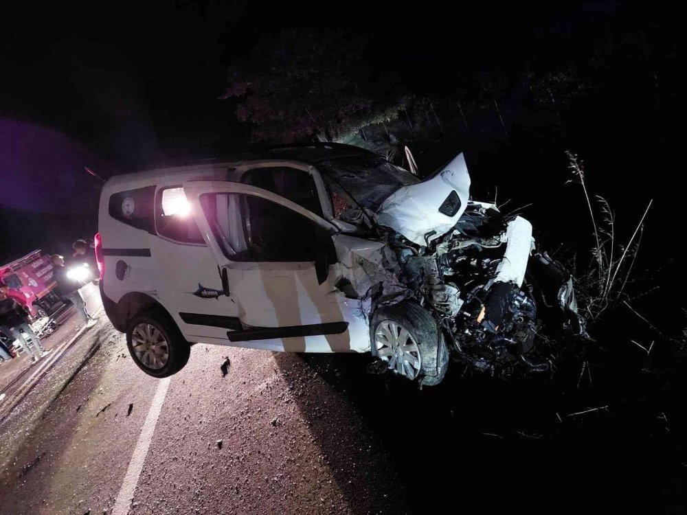 Kamyonet ve ticari araç kafa kafaya çarpıştı! 4 yaralı