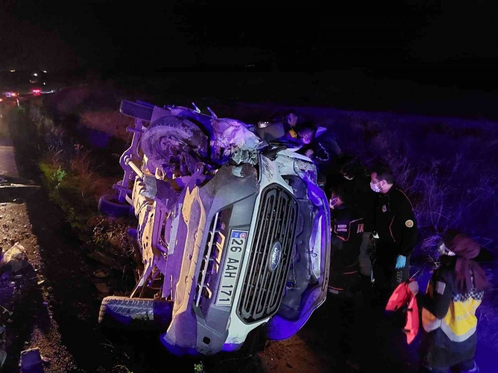 Kamyonet ve ticari araç kafa kafaya çarpıştı! 4 yaralı