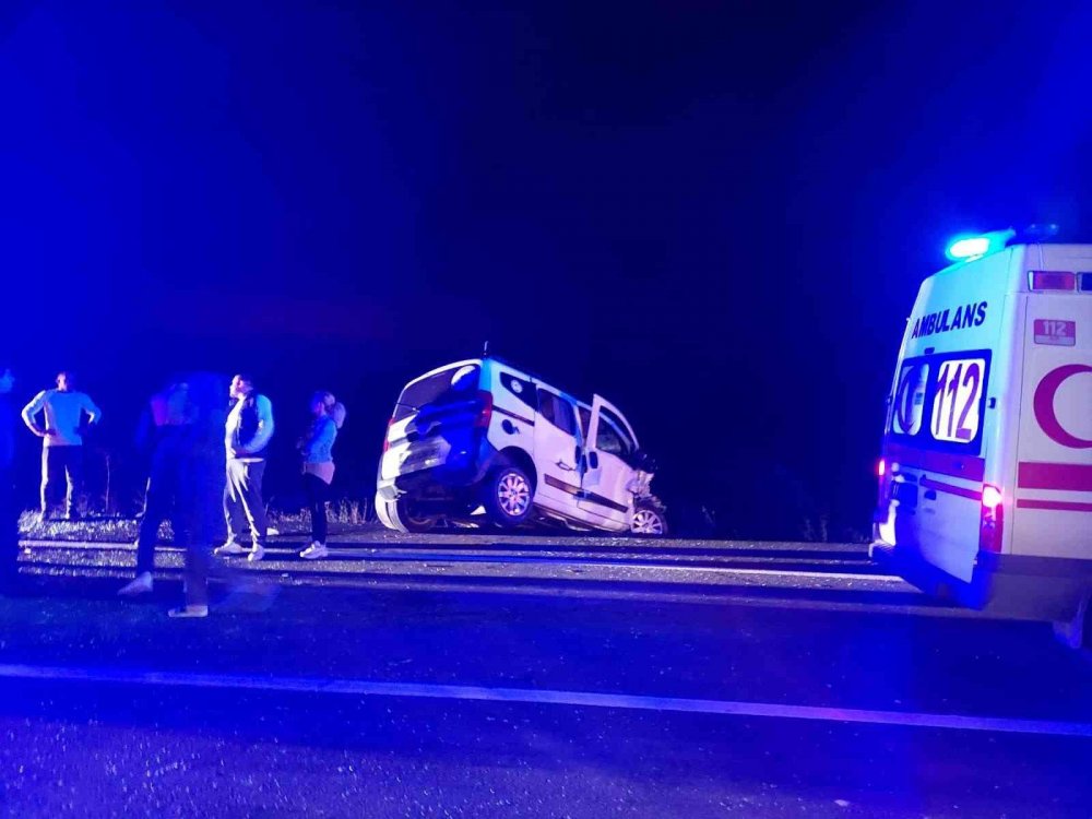 Kamyonet ve ticari araç kafa kafaya çarpıştı! 4 yaralı