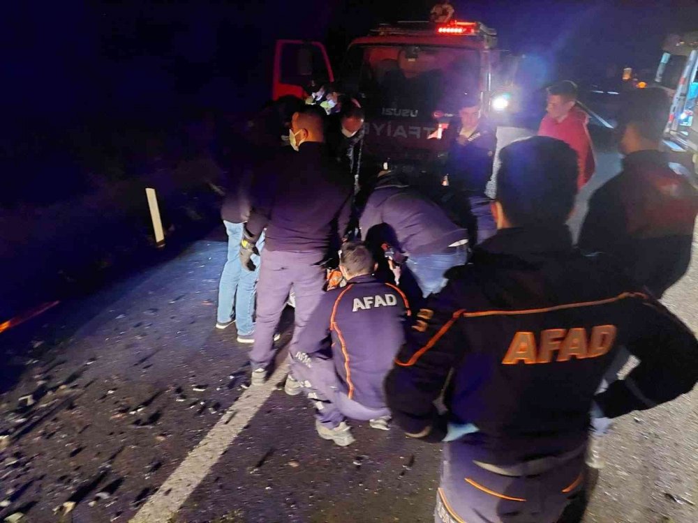 Kamyonet ve ticari araç kafa kafaya çarpıştı! 4 yaralı