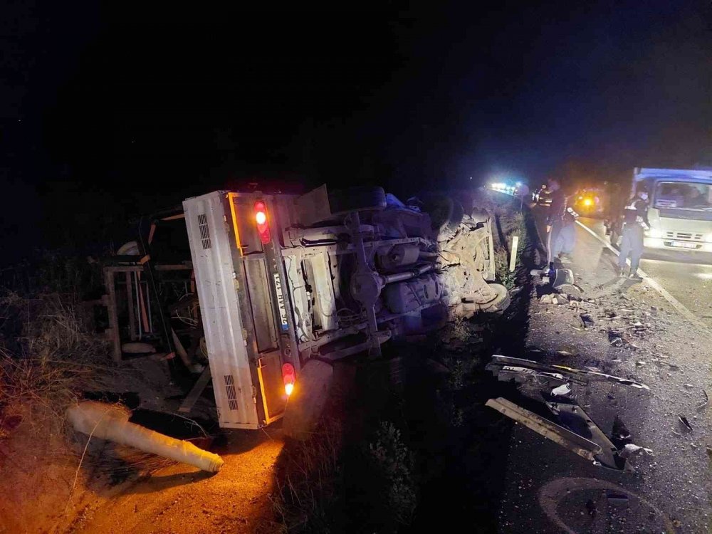 Kamyonet ve ticari araç kafa kafaya çarpıştı! 4 yaralı