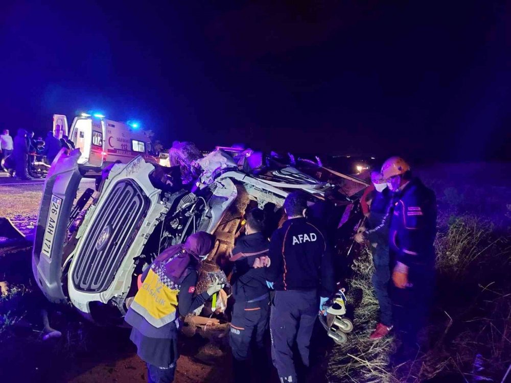 Kamyonet ve ticari araç kafa kafaya çarpıştı! 4 yaralı