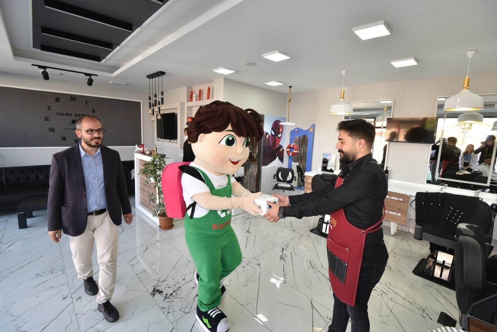 Karatay’da 'Sıfır Atık' çalışmaları sürüyor! 376 berber ve kuaföre atık jilet kutusu dağıtıldı