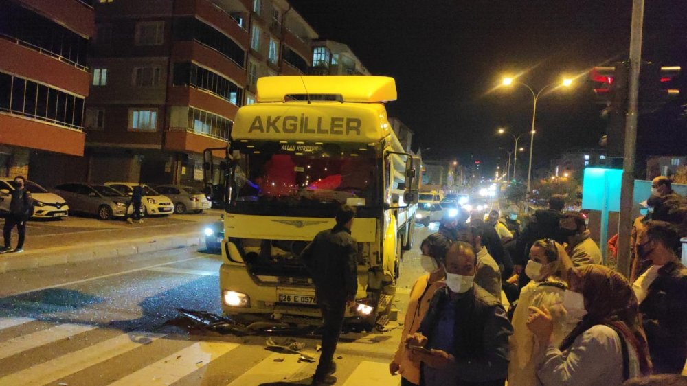 Kırmızı ışıkta duramayan tır dehşet saçtı!
