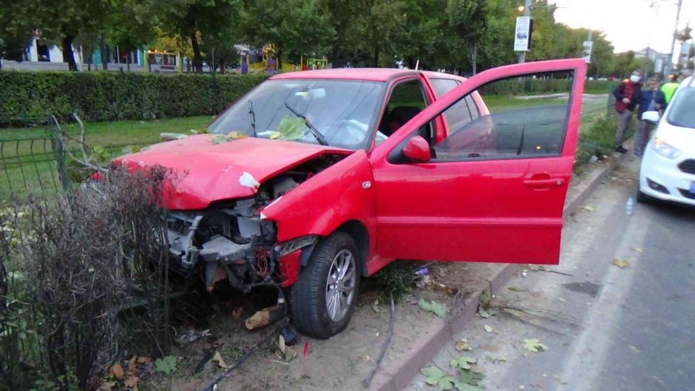 Otomobil tramvay yoluna uçtu!