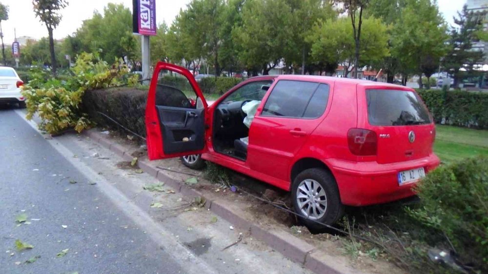 Otomobil tramvay yoluna uçtu!