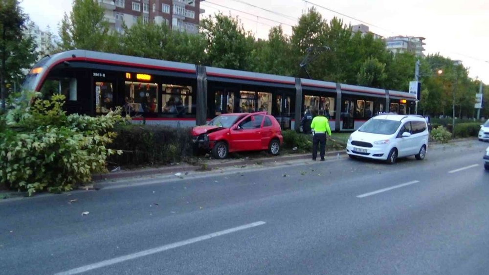 Otomobil tramvay yoluna uçtu!