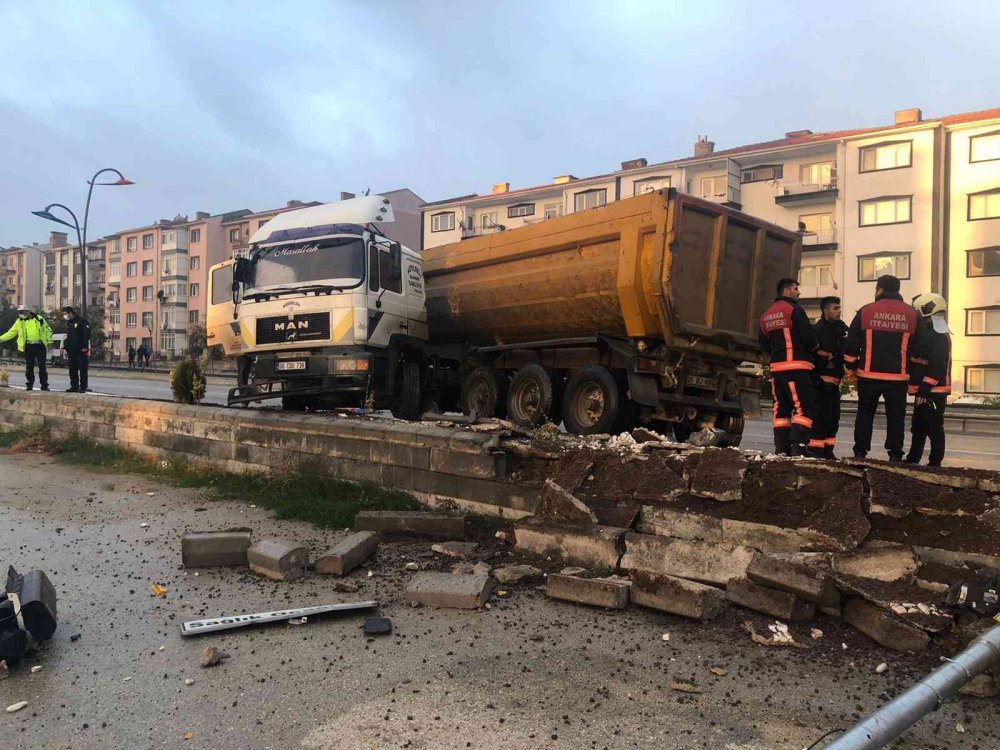 Polatlı - Konya yolunda tır karşı şeride geçti! Yolun boş olması faciayı önledi