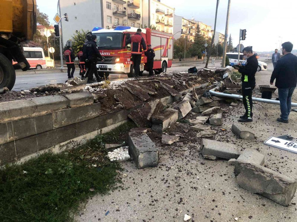 Polatlı - Konya yolunda tır karşı şeride geçti! Yolun boş olması faciayı önledi
