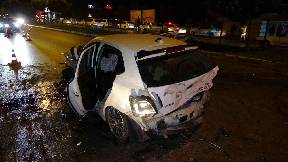 Takla atarak karşı şeride geçen otomobil iki araca çarptı! Kazada can pazarı yaşandı