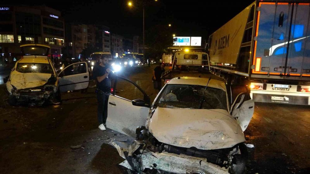 Takla atarak karşı şeride geçen otomobil iki araca çarptı! Kazada can pazarı yaşandı