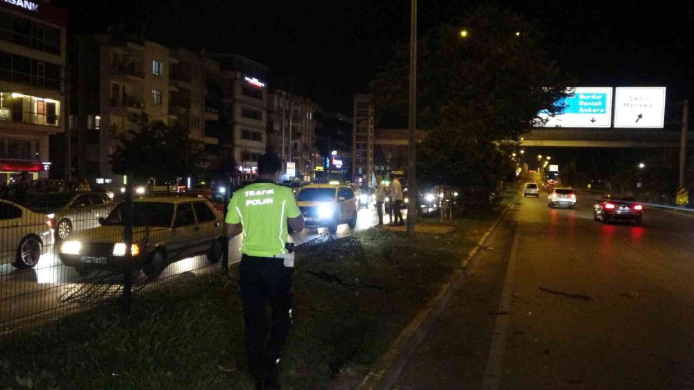 Takla atarak karşı şeride geçen otomobil iki araca çarptı! Kazada can pazarı yaşandı