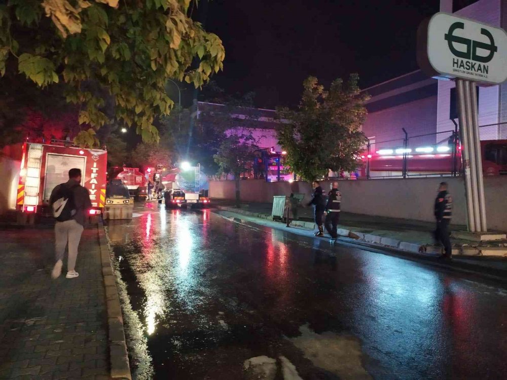 Fabrika deposunda yangın paniği! 2'si itfaiye eri 3 kişi dumandan etkilendi