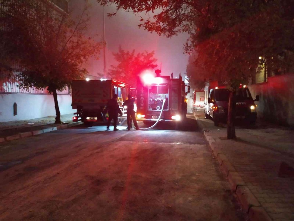 Fabrika deposunda yangın paniği! 2'si itfaiye eri 3 kişi dumandan etkilendi