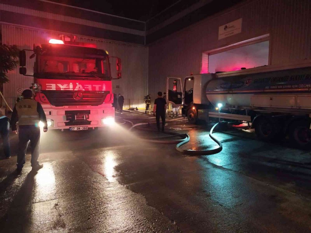 Fabrika deposunda yangın paniği! 2'si itfaiye eri 3 kişi dumandan etkilendi