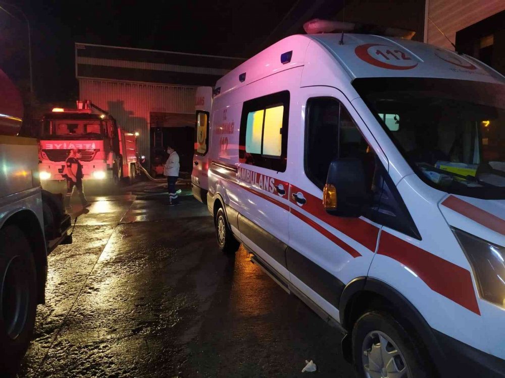 Fabrika deposunda yangın paniği! 2'si itfaiye eri 3 kişi dumandan etkilendi