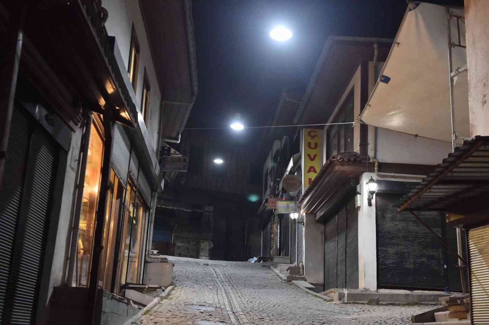 Başkent turizminin kalbi Ankara Kalesi ışıl ışıl