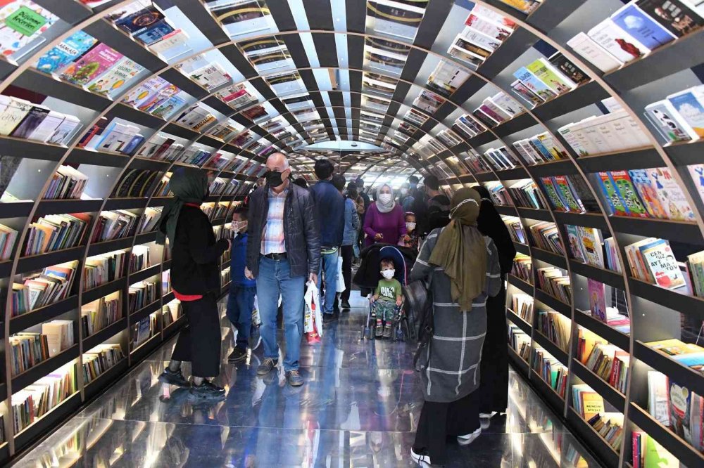 Konya Kitap Günleri'ne yıldız yağmuru! Ziyaretçiler akın akın geliyor
