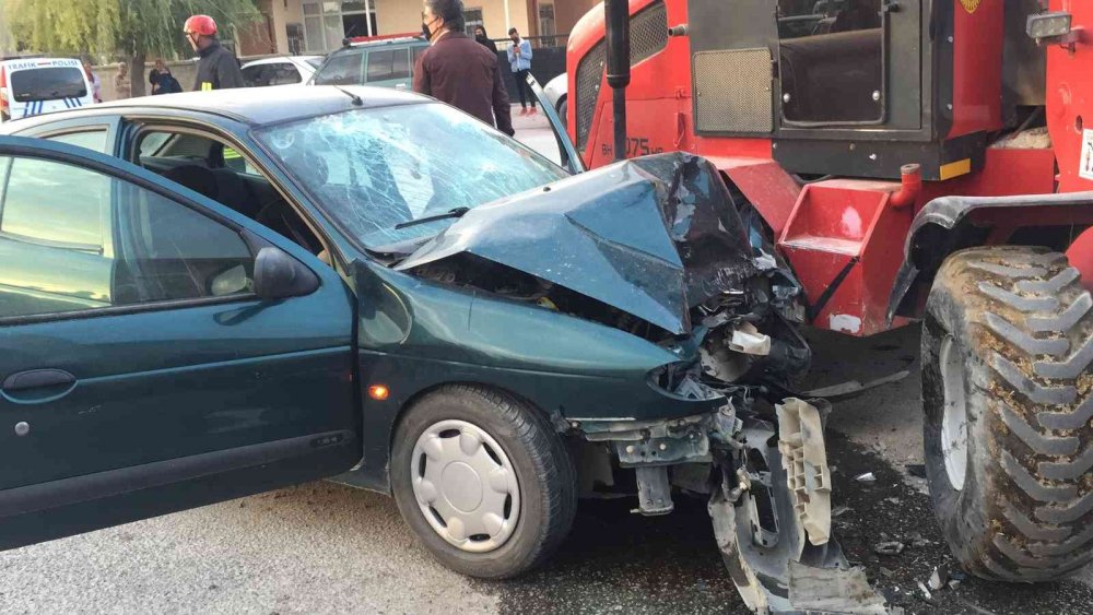 Konya'da forklift otomobille çarpıştı! Araçta sıkışan Arif ve Meryem Yağcı yaralandı